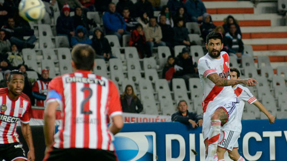 River cayó ante Estudiantes y se alejó de la pelea.
