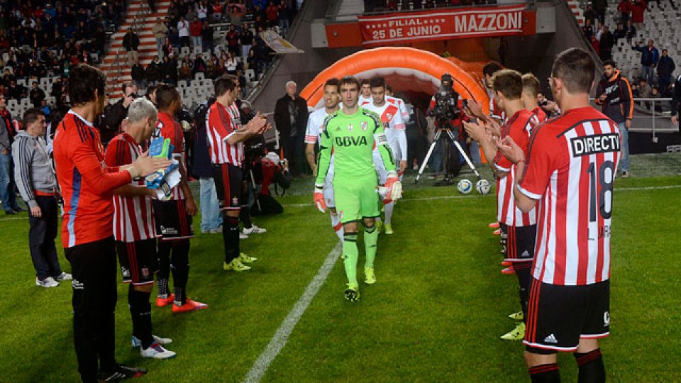 Estudiantes homenajeó a River por la obtención de las Copas.