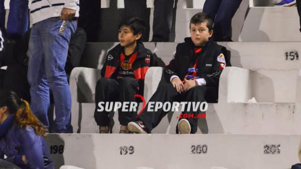 Los hinchas le pusieron color a la victoria de Patronato.