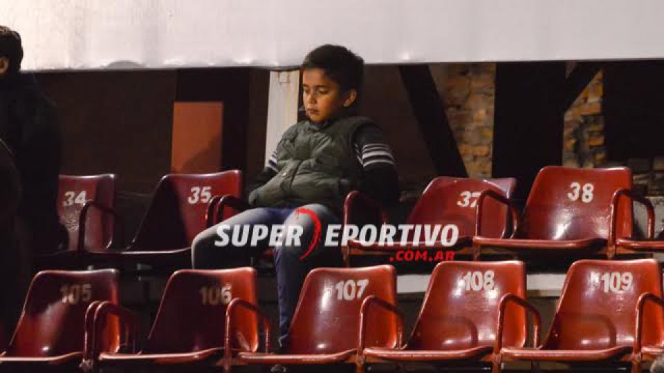 Los hinchas le pusieron color a la victoria de Patronato.