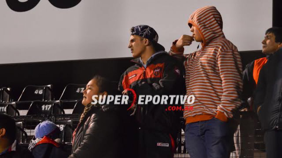 Los hinchas le pusieron color a la victoria de Patronato.