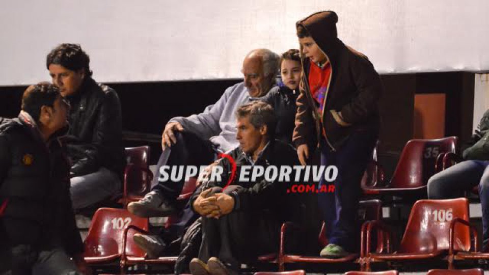 Los hinchas le pusieron color a la victoria de Patronato.