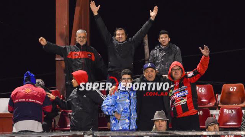 Los hinchas le pusieron color a la victoria de Patronato.