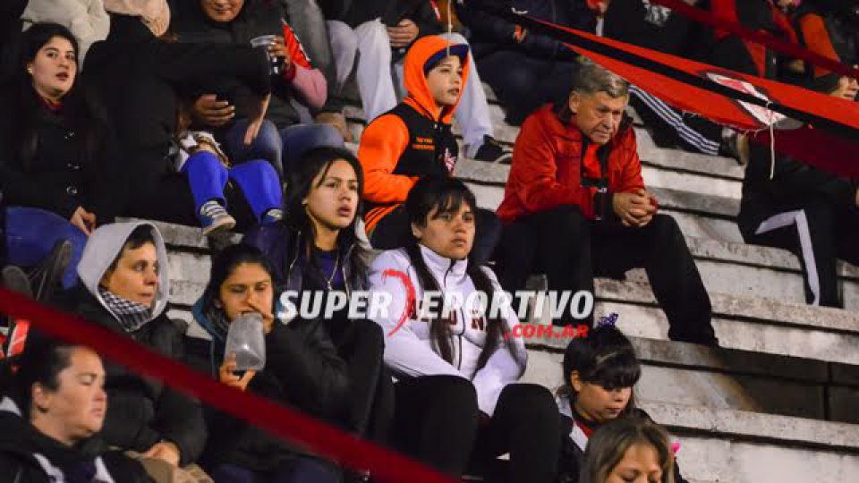 Los hinchas le pusieron color a la victoria de Patronato.