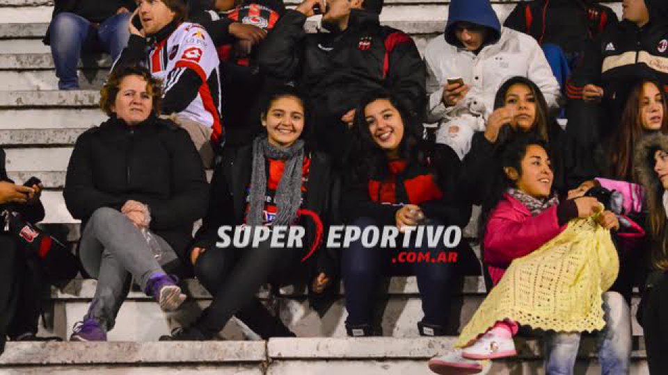 Los hinchas le pusieron color a la victoria de Patronato.