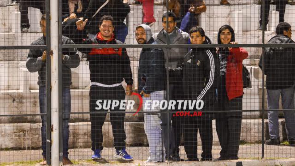 Los hinchas le pusieron color a la victoria de Patronato.