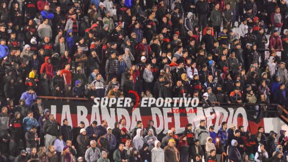 Los hinchas le pusieron color a la victoria de Patronato.