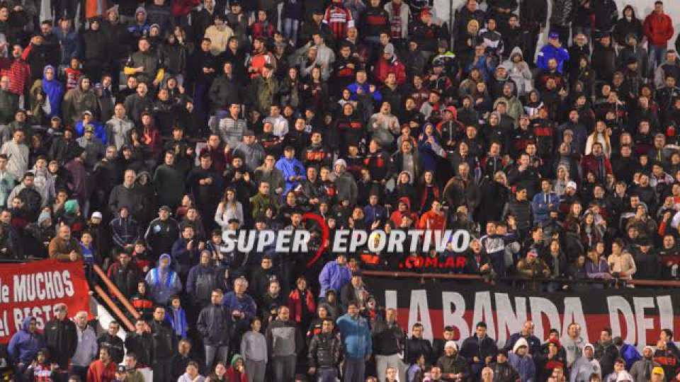 Los hinchas le pusieron color a la victoria de Patronato.
