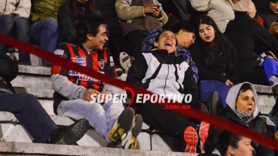 Los hinchas le pusieron color a la victoria de Patronato.