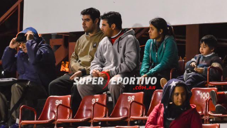 Los hinchas le pusieron color a la victoria de Patronato.