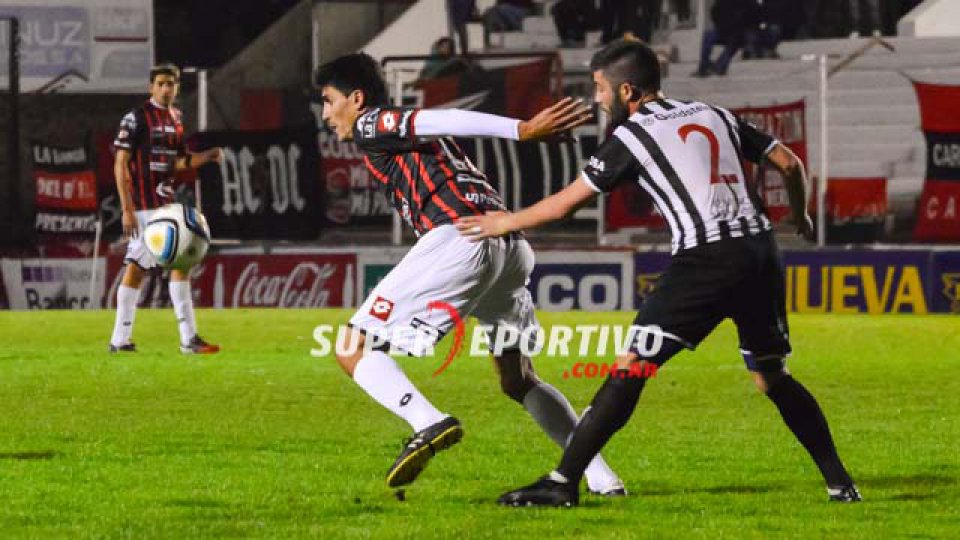 Matias Quiroga y su especialidad, jugar de espalda.