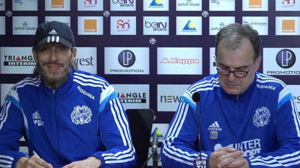 Fabrice Olszewski y Marcelo Bielsa, en una conferencia de prensa.