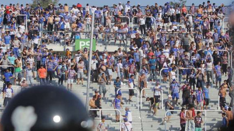 Las imágenes de los disturbios que terminaron por suspender el partido.