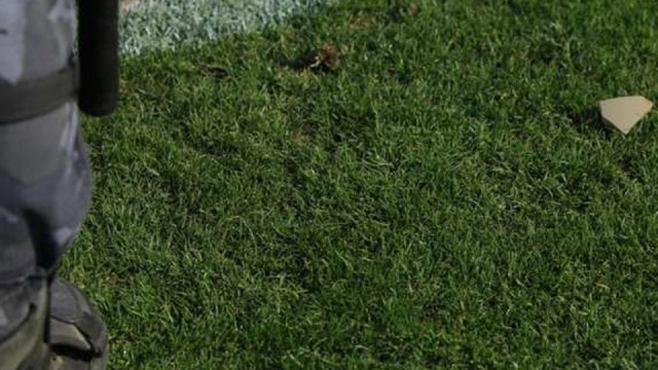 Las imágenes de los disturbios que terminaron por suspender el partido.