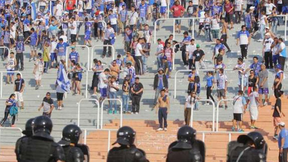Las imágenes de los disturbios que terminaron por suspender el partido.