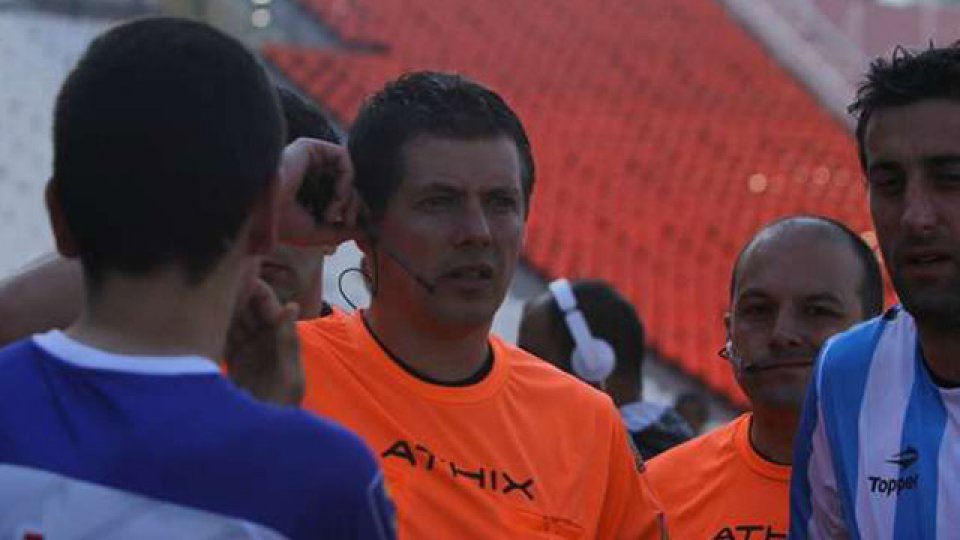 Las imágenes de los disturbios que terminaron por suspender el partido.