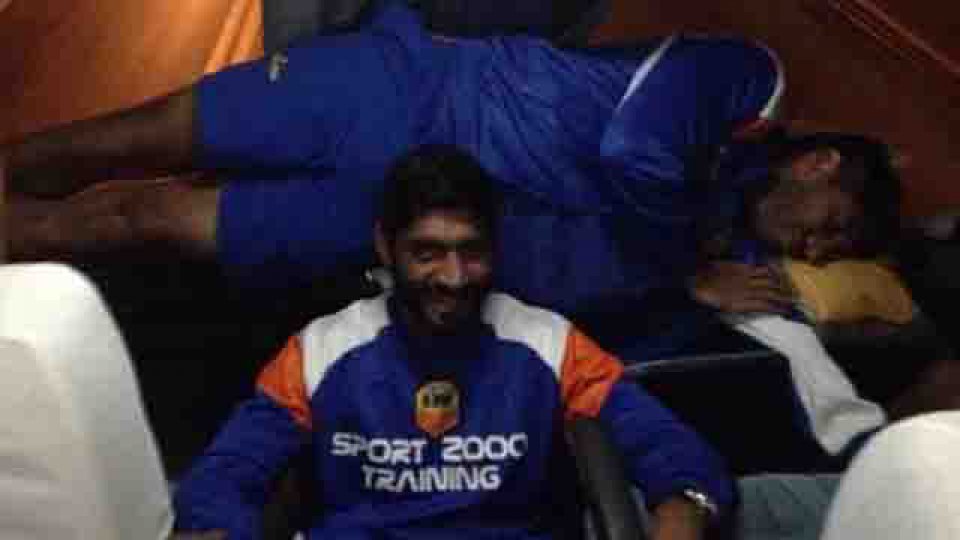 Los jugadores dieron a conocer imágenes de la precaria forma en que viajan.