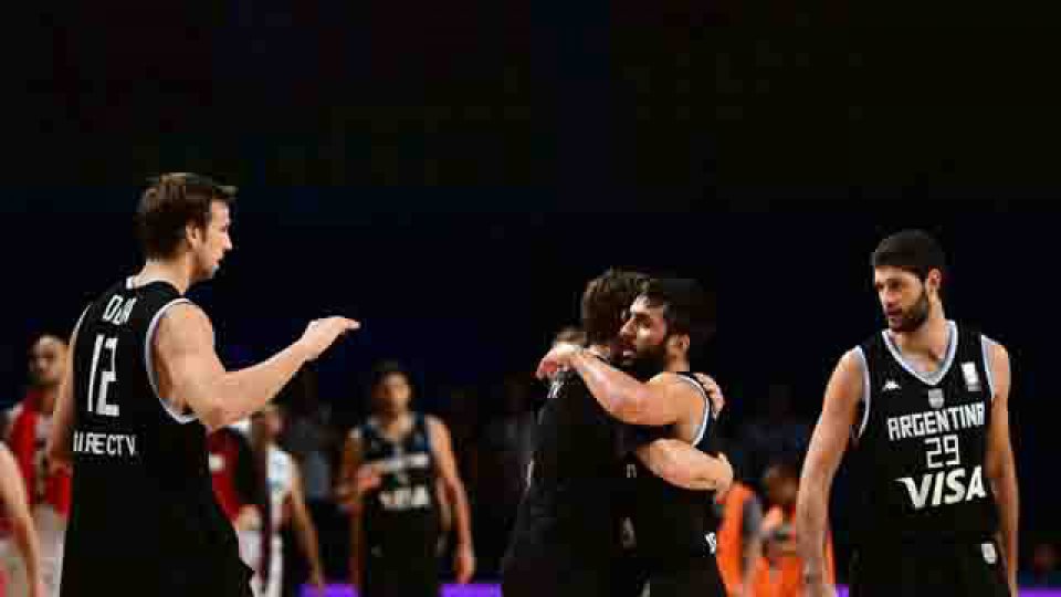 Los jugadores celbran el gran triunfo obtenido ante Canadá.