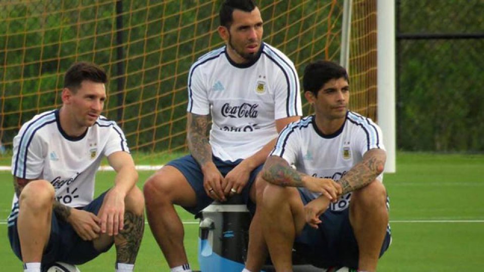 Martino evalúa arrancar con Messi y Tevez juntos el viernes contra Bolivia.