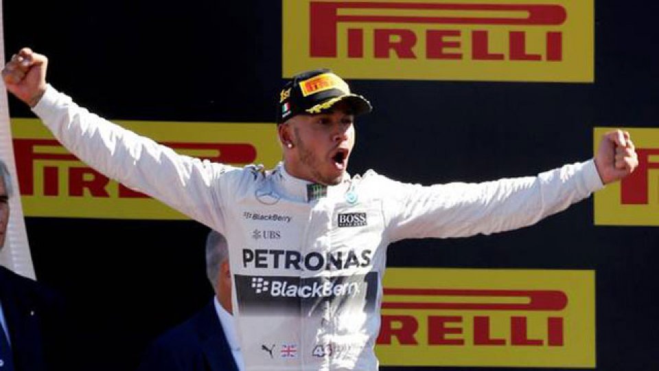 Hamilton festej&oacute; en Monza, pero la clasificaci&oacute;n est&aacute; en suspenso.