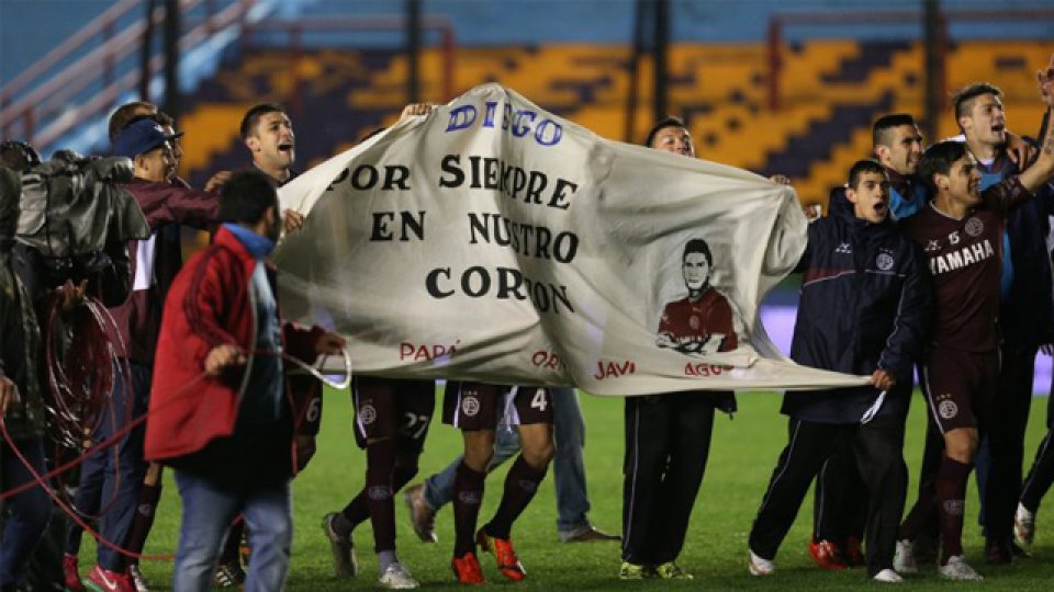 Los jugadores de Lanús festejan con el recuerdo a Diego Barisone.