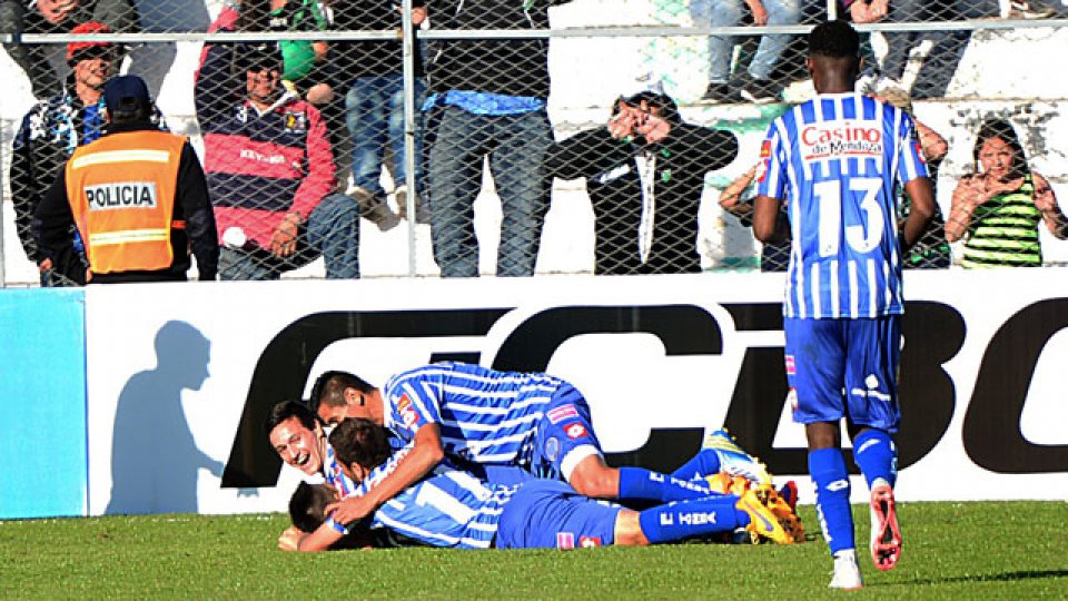 Godoy Cruz festejó en el clásico de cuyo.