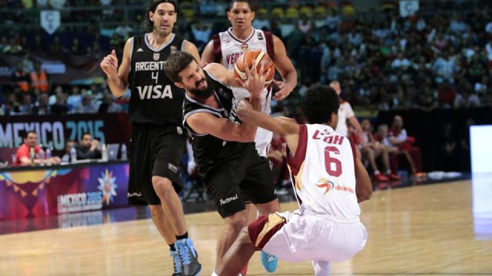 Argentina cayó en un encuentro muy cambiante frente a Venezuela por 76-71.