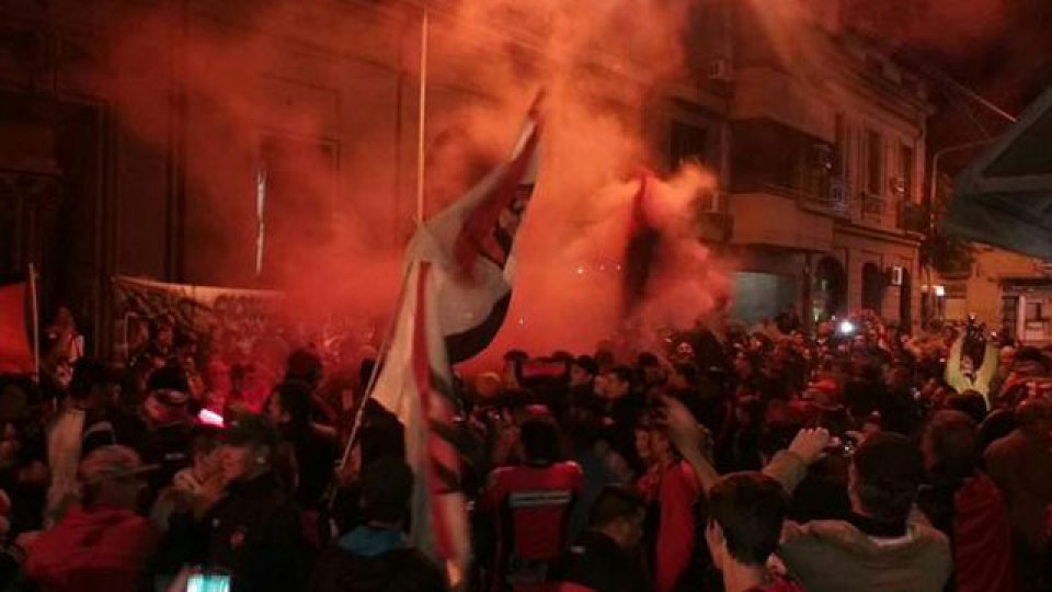 Los hinchas apoyaron al plantel Rojinegro. (Foto: @LFdelFutbol)