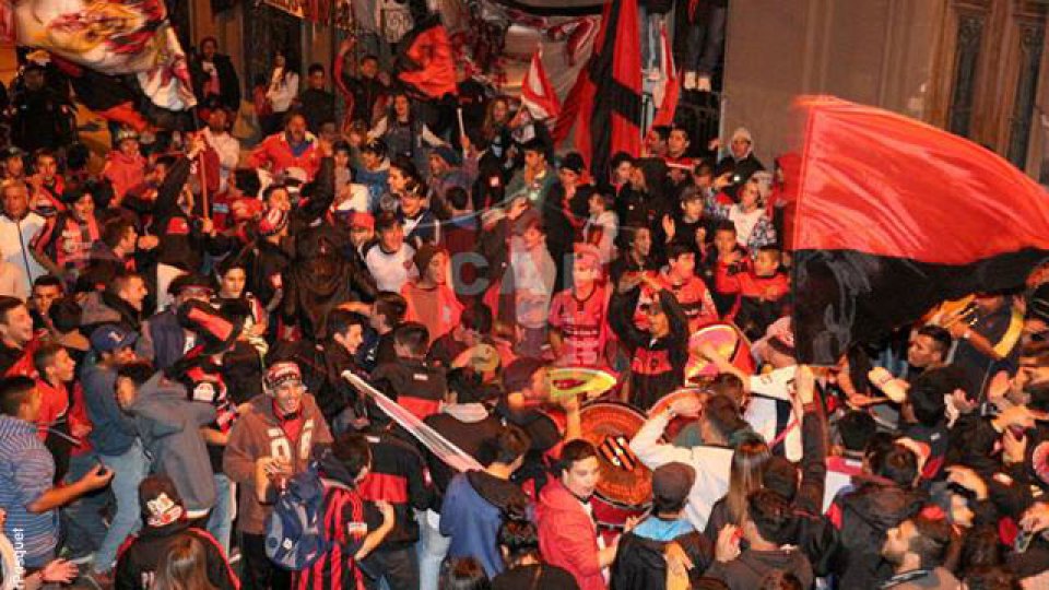Los hinchas apoyaron al plantel Rojinegro.