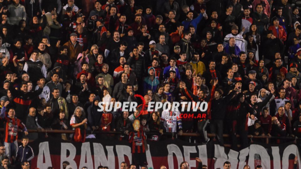Las tribunas del Grella se vistieron de fiesta en la noche del viernes.