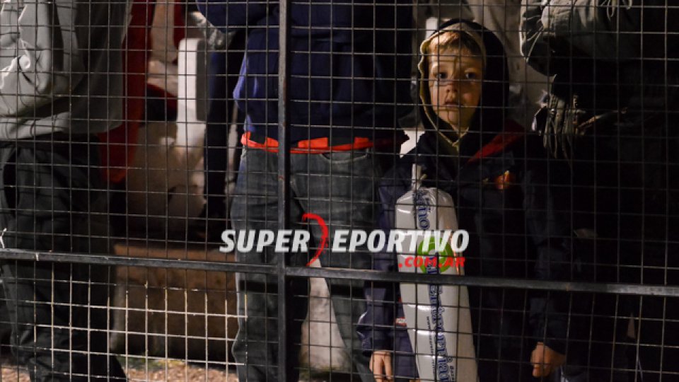 Las tribunas del Grella se vistieron de fiesta en la noche del viernes.