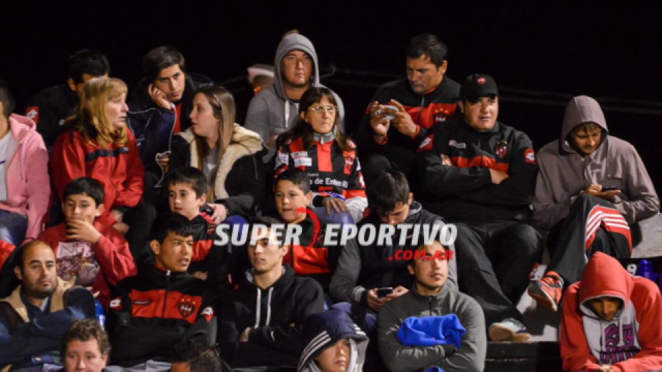 Las tribunas del Grella se vistieron de fiesta en la noche del viernes.