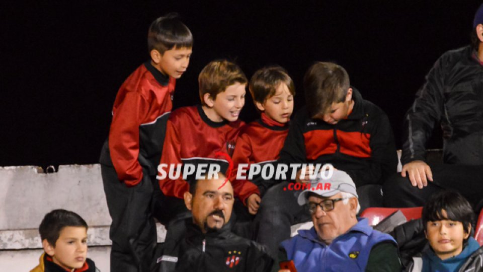 Las tribunas del Grella se vistieron de fiesta en la noche del viernes.