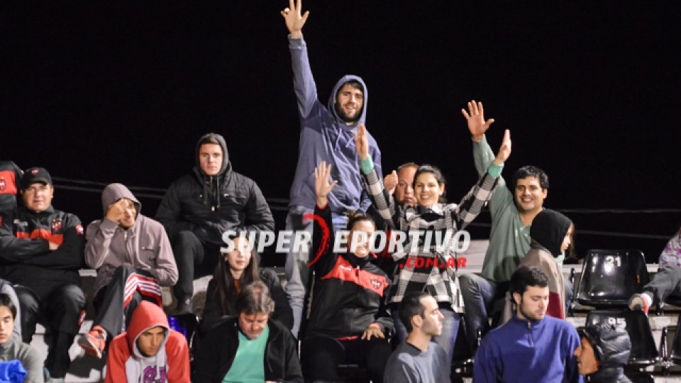 Las tribunas del Grella se vistieron de fiesta en la noche del viernes.