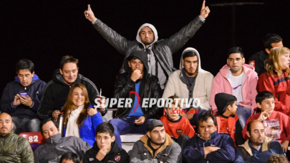 Las tribunas del Grella se vistieron de fiesta en la noche del viernes.