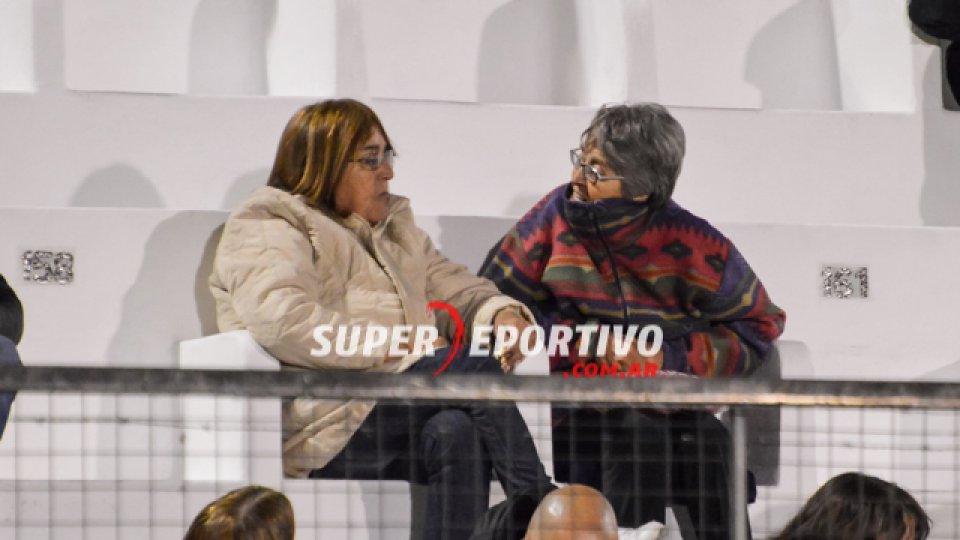 Las tribunas del Grella se vistieron de fiesta en la noche del viernes.