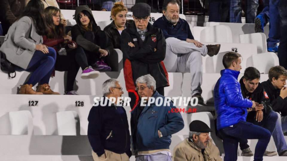 Las tribunas del Grella se vistieron de fiesta en la noche del viernes.