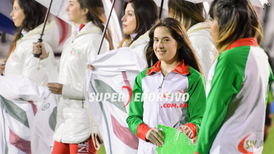 Las tribunas del Grella se vistieron de fiesta en la noche del viernes.