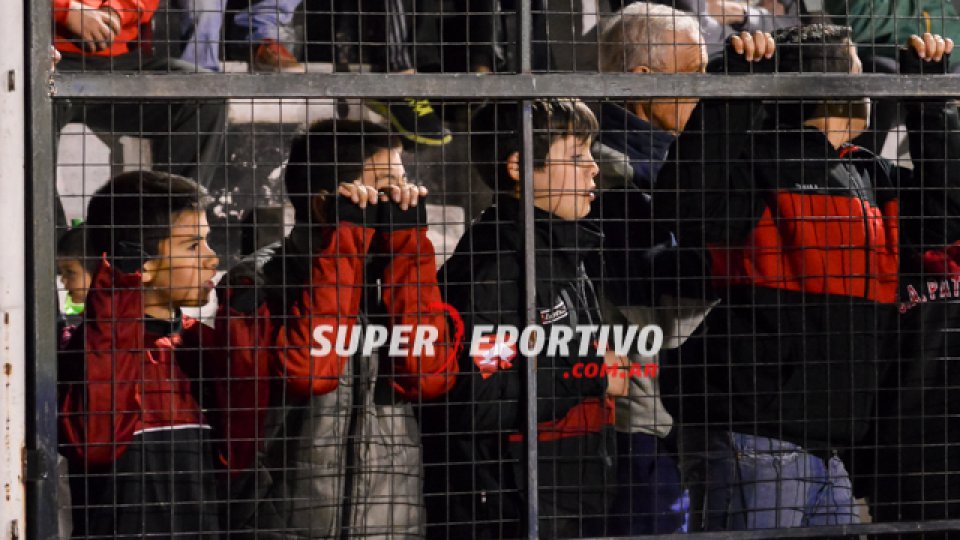 Las tribunas del Grella se vistieron de fiesta en la noche del viernes.