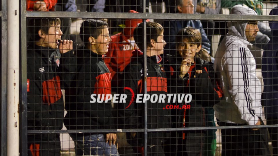 Las tribunas del Grella se vistieron de fiesta en la noche del viernes.