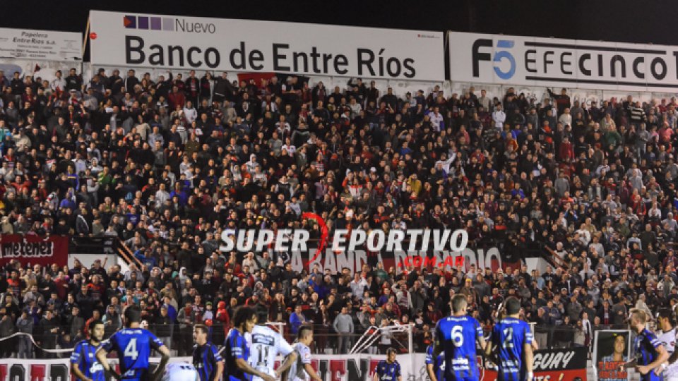 Las tribunas del Grella se vistieron de fiesta en la noche del viernes.
