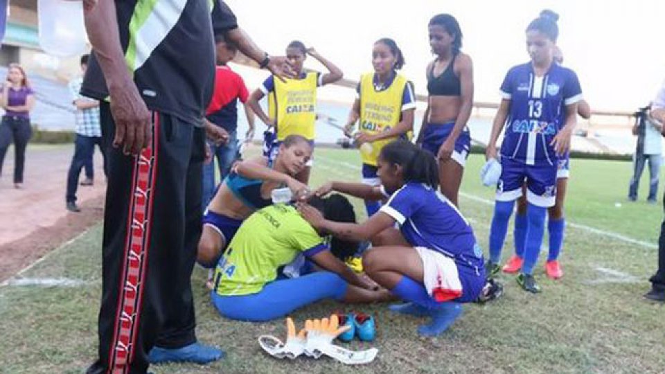 Las chicas no aguantaron el calor en Brasil.