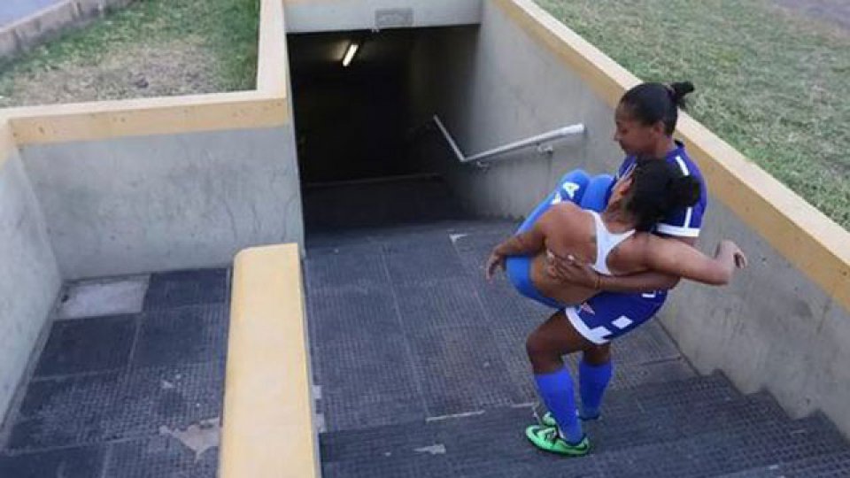 Las chicas no aguantaron el calor en Brasil.