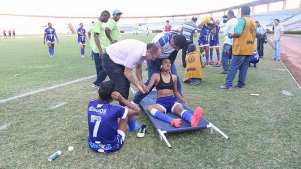 Las chicas no aguantaron el calor en Brasil.