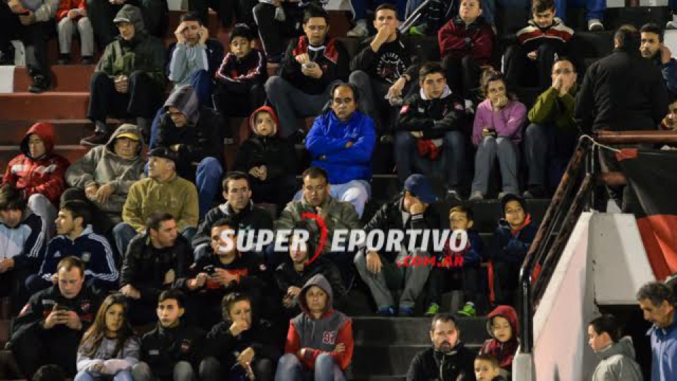 El hincha Rojinegro acompañó al equipo ante Instituto.