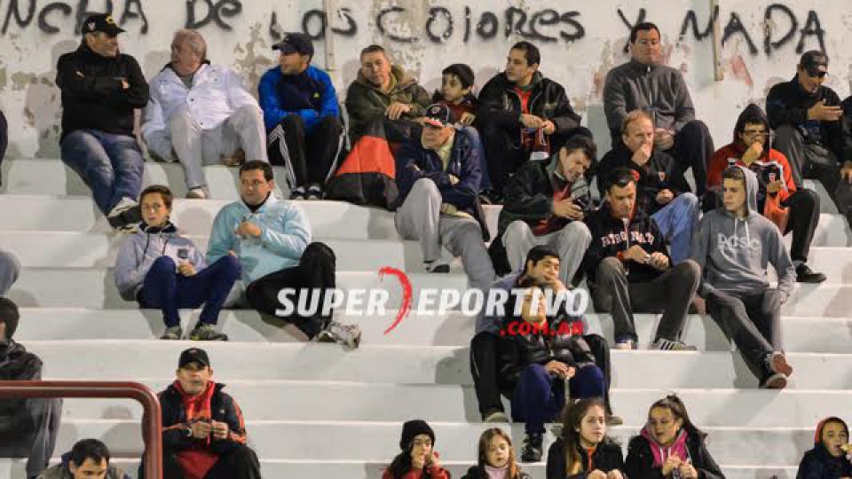 El hincha Rojinegro acompañó al equipo ante Instituto.