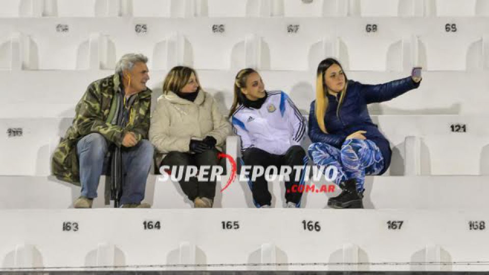 El hincha Rojinegro acompañó al equipo ante Instituto.