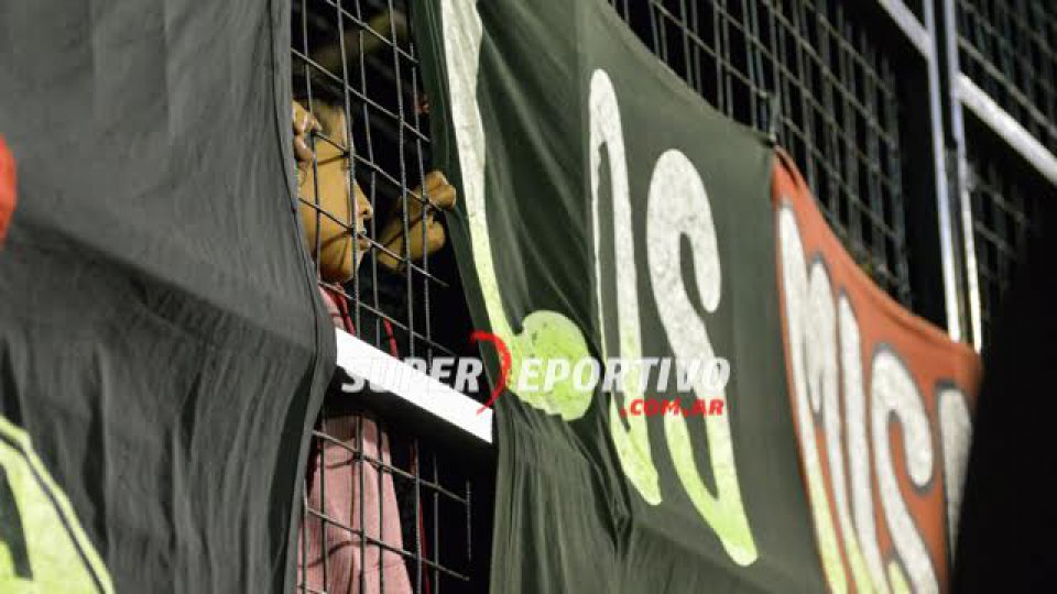 El hincha Rojinegro acompañó al equipo ante Instituto.