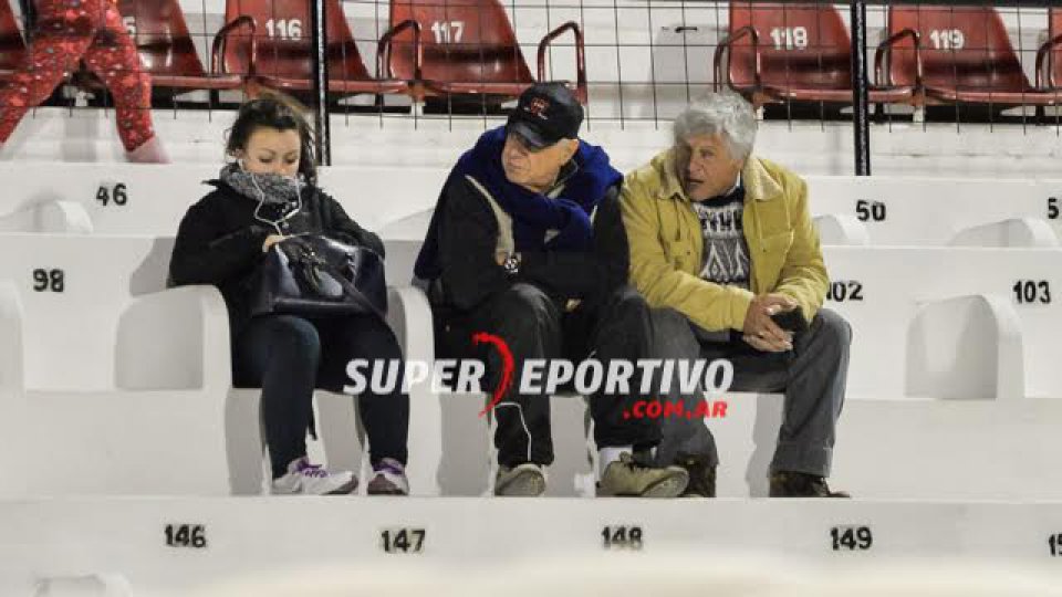 El hincha Rojinegro acompañó al equipo ante Instituto.