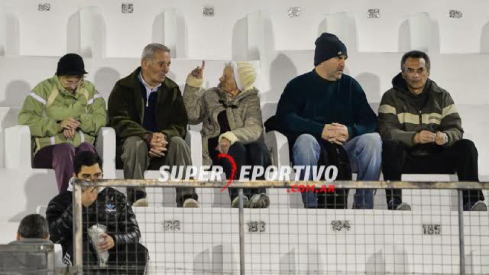 El hincha Rojinegro acompañó al equipo ante Instituto.